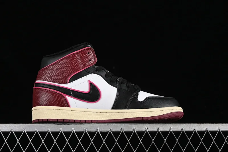 All categories Air Jordan Jordan series basketball shoes Air Jordan 1 Mid Air Jordan 1 Mid AJ1 Joe 1 snake pattern black and red toes Zhongbang basketball shoes FQ7818-101